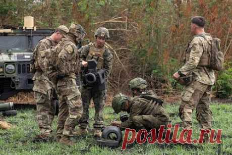 В США испытали робособаку с гранатометом. Корпус морской пехоты (КМП) США провел испытания робота-собаки, который оснащен противотанковым гранатометом M72 LAW, пишет The Drive. Испытания провели для подтверждения концепции вооруженного робота. Одноразовый гранатомет M72 позволяет пробивать до 350 миллиметров брони.