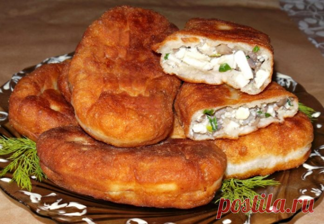 Пирожки из воздушного дрожжевого теста с грибами, яйцом и зелёным луком
