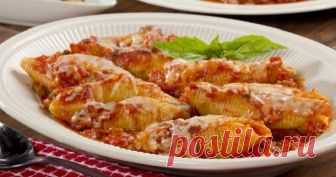 Фаршированные макароны-ракушки - одно из самых простых, финансово доступных и вкусных блюд итальянской кухни.