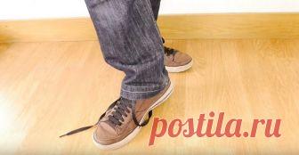 Появление новых технологий приводит к тому, люди с каждым годом становятся все более ленивыми. И даже такие примитивные задачи, как, например, завязывание шнурков становятся трудновыполнимыми. И для таких случаев существуют лайфхаки, которые призваны упростить жизнь. Есть даже вариант того, как завязать шнурки быстро, не используя при этом руки.