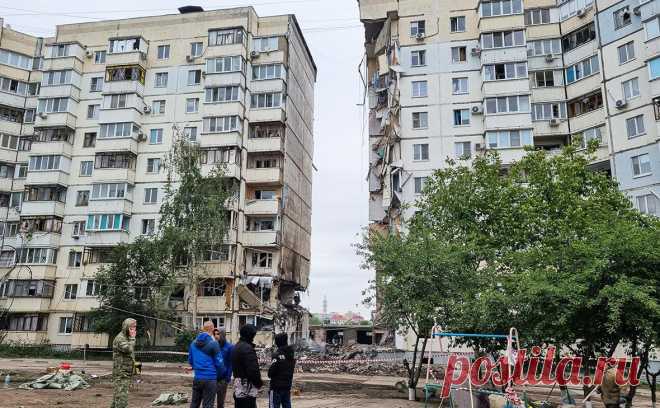 Посол Армении приехал к разрушенному ударом ВСУ дому в Белгороде. Белгород подвергся массированной атаке ВСУ 12 мая — в результате фрагмент одной из сбитых ракет попал в жилой дом, из-за чего один из подъездов обрушился. Тогда погибли 17 человек. Посол Армении назвал место «сосредоточением горя»