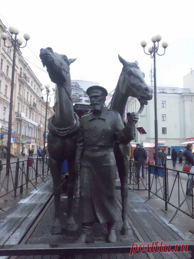 На серой декабрьской земле
       Лишь тающий снег да лужи.
       Метельными плясками, стужами
       Зима не желает взрослеть.
