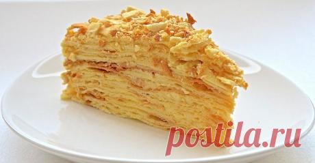 Торт «Наполеон»
Самый популярный торт тех времен. При этом его не продавали в магазинах и не подавали в ресторанах, это было исключительно «домашнее производство». У каждой хозяйки имелся свой рецепт и свой секрет...