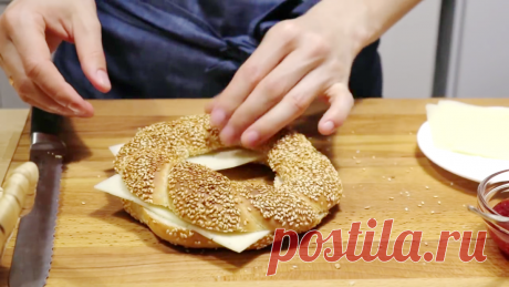 Симит - турецкий бублик на завтрак, один из самых вкусных в мире. Хрустящий кунжут, румяная корочка и сливочный мякиш | Ольга Шобутинская | Дзен