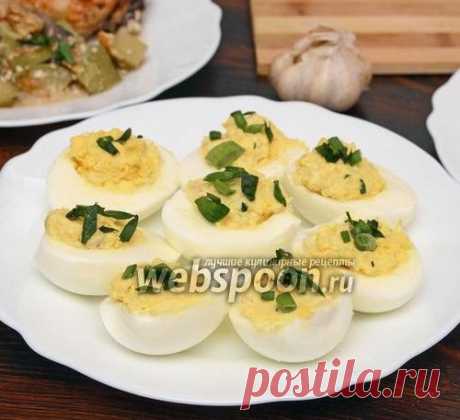Яйца фаршированные курицей, чесноком и зелёным луком