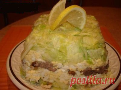 Салатик из печени трески с салатом Айсберг.