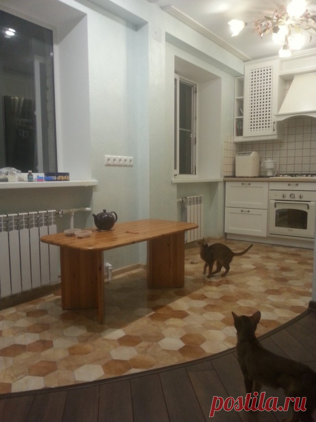 Белая кухня совмещенная с гостиной в хрущевке 5,6 кв.м. (до и после)