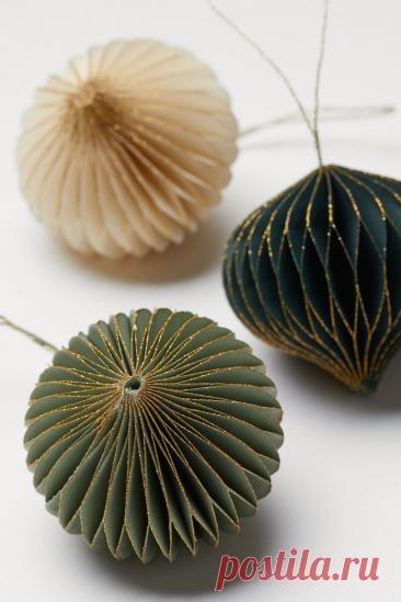 Нравятся подобные новогодние украшения? Про ссылке есть видео, как сделать почти такие же. Глиттер можно заменить золотой акриловой краской, нанося ее полусухой кистью.