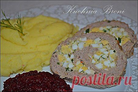 Мясной рулет с начинкой из яйца.