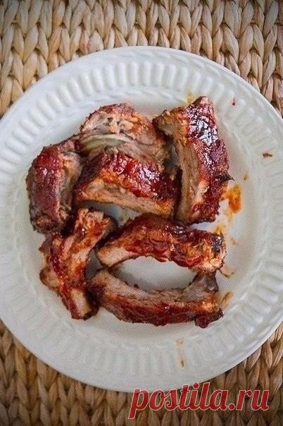 Очень простой и невероятно вкусный рецепт ребрышек

Ингредиенты:

500 гр ребрышек
соль
молотый перец чили
молотый чеснок(порошок)
эстрагон
базилик
молотая копченая паприка(с легкостью можно заменить на некопченую)

Для соуса:
полчашки кетчупа(118 мл)
столовая ложка красновинного уксуса
плотно утрамбованная столовая ложка коричневого сахара

Приготовления:

1.Подготовить ребрышки, промыть, обсушить, снять мембрану и лишний жир с мясной части
2.Смешать в одной емкости все пр...
