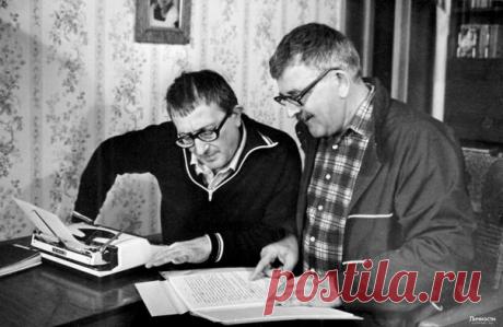 20 фраз Стругацких, которые научат мыслить шире 1) 83% всех дней в году начинаются одинаково: звенит будильник. 2) Целыми неделями тратишь душу на пошлую болтовню, а когда встречаешь настоящего человека — поговорить нет времени. 3) Все правильно: деньги нужны человеку для того, чтобы никогда о них не думать. 4) Просто удивительно, как быстро проходят волны восторга. Грызть себя, уязвлять себя, нудить и зудеть можно часами и сутками, а восторг приходит и тут же уходит. 5) Если во имя идеала…