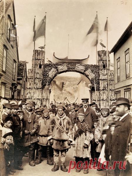 Флаги, птицы, лодка и арка, сложенная из тюков с треской, — жители одного из самых северных городов мира, норвежского Хаммерфеста, соорудили все это в честь визита кронпринца Густава в 1887 году. «Этот город целиком построен из дерева», — говорилось в заметке, сопровождавшей фотографию. Через три года, в 1890-м, деревянный Хаммерфест выгорит дотла. Его отстроят, но в 1945 году история повторится: на этот раз город подожгли гитлеровские войска, покидавшие его в страхе перед приближавшейся…