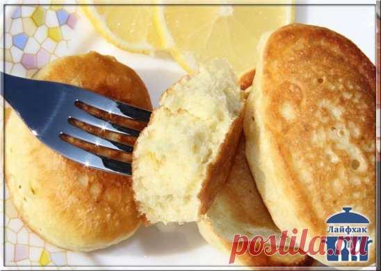 Пышные оладьи на кефире без яиц.
Я часто пеку своим домочадцам всевозможные оладушки. Им особенно нравятся пышные оладьи. Поэтому хочу поделиться удачным рецептом очень вкусных, пышных оладушек, приготовленных на кефире без добавления яиц. В этот раз решила поэкспериментировать и добавила в тесто лимон. Вкус и аромат оказались просто потрясающими. Нежные, воздушные с лёгкой кислинкой оладьи можно