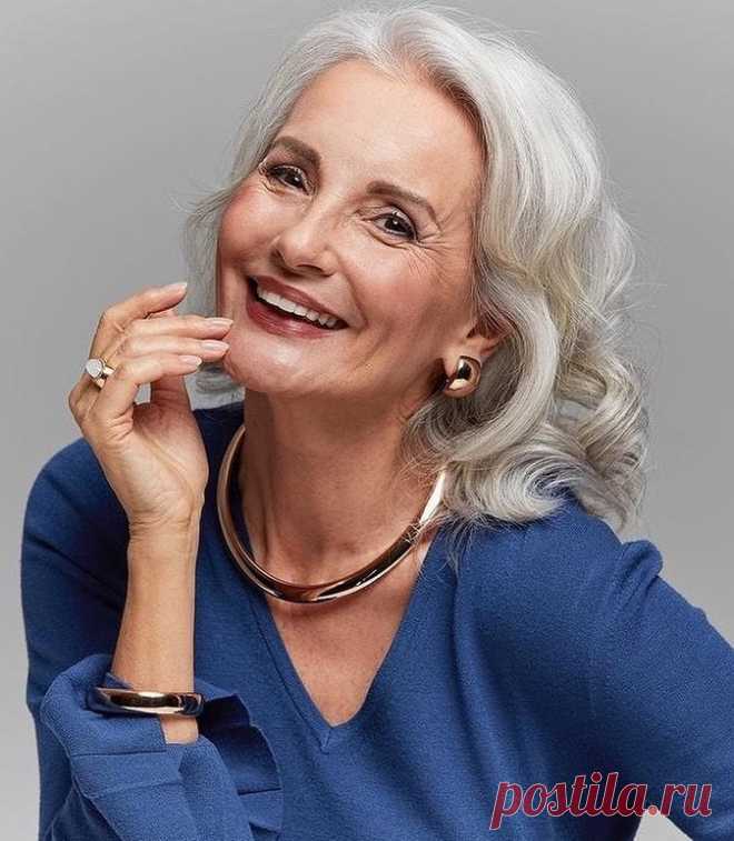 Модные прически и укладки 2022 для дам старше 60 лет: 20 модных идей Выглядеть привлекательно можно в любом возрасте. Некоторые дамы, перешедшие рубеж 60 лет, считают, что седина и морщины никак не могут сделать их краше. Но стилисты всяческие стараются их переубедить,...