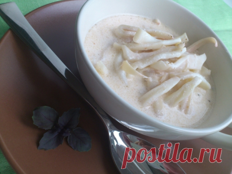 Нежнейшие кальмары в сметане. Люблю его и горячим и холодным. Попробуйте и Вы 
Ингредиенты:
2-4 тушки кальмара2 ст.л. сметаны1 ст.л. муки1-2 ст.л. сливочного масла.Соль и черный перец
Приготовление:
 
Размороженные кальмары, очистить от внутренностей. Положить в кипящую подсоле…