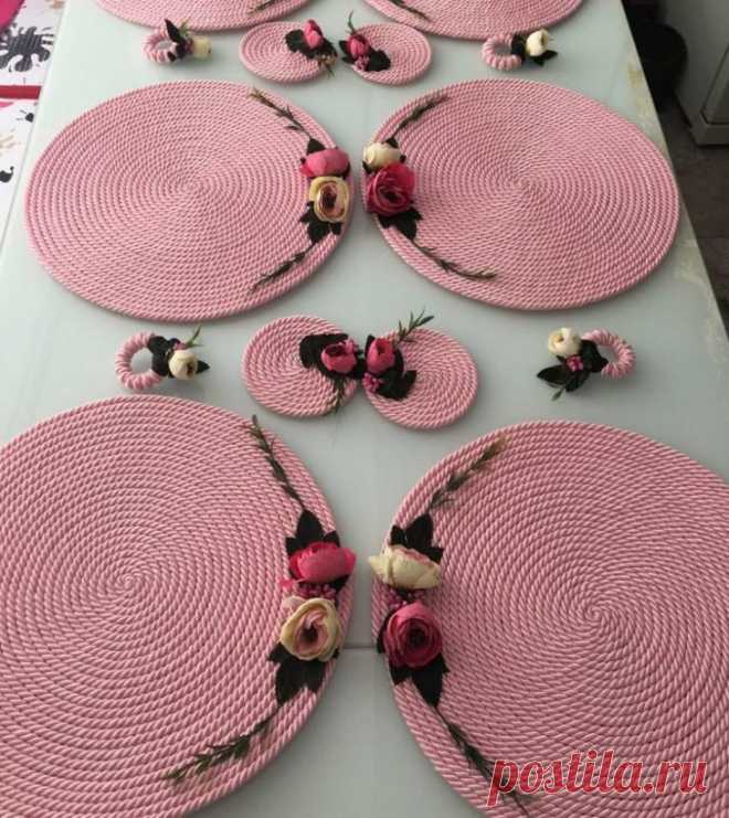 Простые круглые декоративные салфетки Прекрасным дополнением интерьера кухни могут стать восхитительно красивые и в то же время удивительно простые круглые декоративные салфетки. Для их изготовления понадобится самый минимум материалов, а...