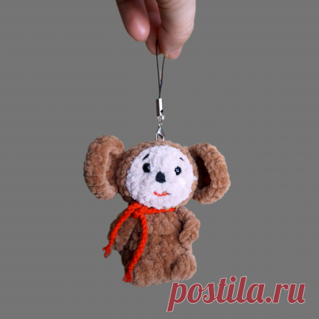 PDF Брелок Чебурашка крючком. FREE crochet pattern; Аmigurumi toy patterns. Амигуруми схемы и описания на русском. Вязаные игрушки и поделки своими руками #amimore - плюшевый брелок в виде Чебурашки из детского мультфильма Крокодил Гена и его друзья, персонаж из детского мультика из плюшевой пряжи.