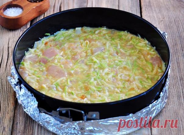 Овощная запеканка с курицей 

Ингредиенты:

Кабачки — 2–3 шт.
Филе куриное — 250 г
Лук репчатый — 1 шт.
Яйцо куриное — 1 шт.
Сыр твердый — 50 г
Сметана — 2–3 ст. л.
Масло растительное — 1 ст. л.
Горчица сладкая — 1 ч. л.
Соль — по вкусу
Перец черный молотый — по вкусу

Приготовление:

1. Подготовьте необходимые продукты для кабачковой запеканки с мясом и сыром. Куриное филе и овощи помойте под проточной водой, обсушите. Сыр натрите на крупной терке.
2. Как приготовить запе...