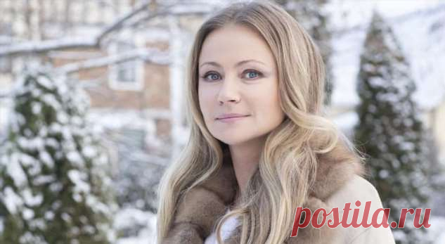 «Братские чувства»: 46-летняя Мария Миронова показала младшего сына на руках у старшего . Милая Я