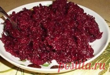 Салат из свеклы, изумительная закуска зимой

Я вам предлагаю приготовить салат на зиму из свеклы. салат на зиму из свеклы. Это изумительная закуска, дополнение ко вторым блюдам. А какой борщик получается из этого салатика!

ИНГРЕДИЕНТЫ:

2,5 кг свеклы
0,5 кг моркови
0,5 кг репчатого лука
0,5 кг кислых яблок
2 - 3 ложки томатного соуса
250 г растительного масла
1,5 ст. л. соли или по вкусу

ПРИГОТОВЛЕНИЕ:

Свеклу и морковь чистим, промываем и трем на крупную терку.

Лук чис...