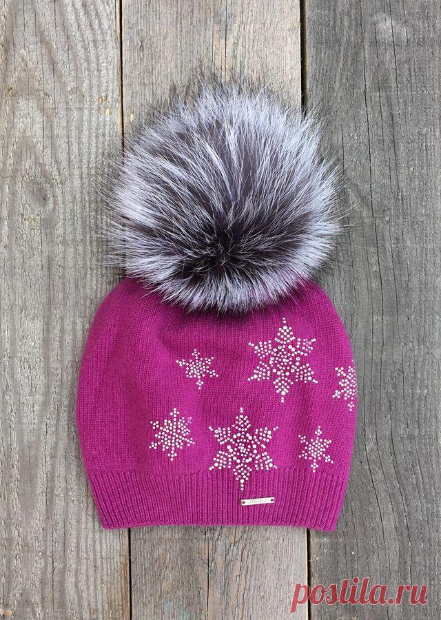 Шапка зимняя двойная. Помпон из натурального меха финской лисицы премиум качества размер XXL. Идеально защитит от холода, итальянская пряжа с кашемиром не раздражает нежную кожу. Посадка на голове прекрасно закрывает все уязвимые к холоду места - лоб, уши, шею.