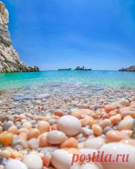 Нет ничего более полезного для нервов, чем отдых на море 💙

о.Икария, Греция