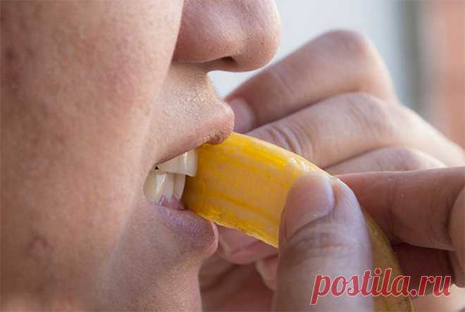 Как отбелить зубы банановой кожурой: самый простой способ