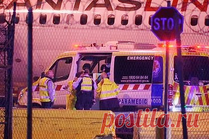 Член экипажа попал в больницу из-за странного запаха в самолете. Член экипажа пассажирского самолета австралийской авиакомпании Qantas попал в больницу после перелета из Канберры в Мельбурн. Во время рейса сотрудники почувствовали необычный запах на борту и доложили о происшествии на землю. По прибытии один из членов экипажа сообщил, что ему стало плохо, и был госпитализирован.