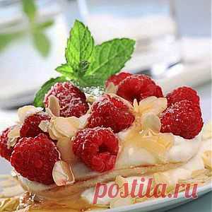 Ореховые блины с малиной
