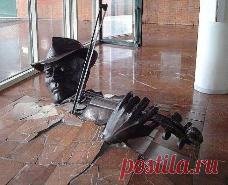 Скульптура &quot;Скрипач&quot;, Амстердам, Нидерланды