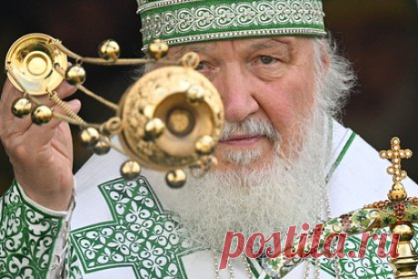 Патриарх Кирилл поспорил с Карлом Марксом в вопросе о надстройке над экономикой. Патриарх Московский и всея Руси Кирилл рассказал, что, в отличие от Карла Маркса, не считает человеческие убеждения надстройкой над экономикой. «Я отношусь к числу тех, кто, в отличие от Маркса, считает экономику надстроечным явлением, а фундаментальное, базисное явление — это убеждения людей», – сказал он.