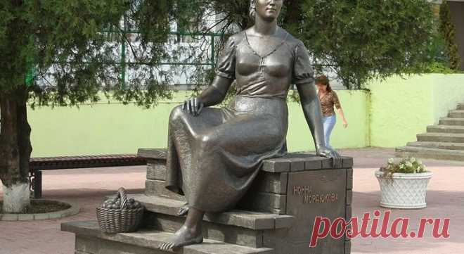 Памятник Нонне Мордюковой в Ейске