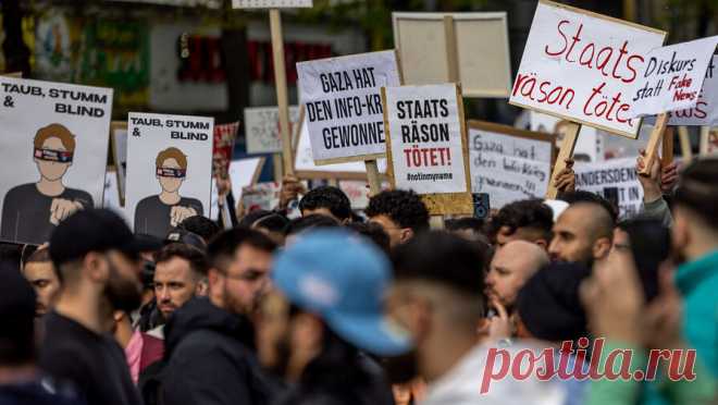 В Гамбурге прошла массовая демонстрация исламистов. В Гамбурге прошла массовая демонстрация исламистов, которые призывали к созданию халифата. Об этом сообщает Bild. В демонстрации участвовали больше тысячи человек. Акцию организовал 25-летний студент Джо Ададе Боатенг, у которого уже ...