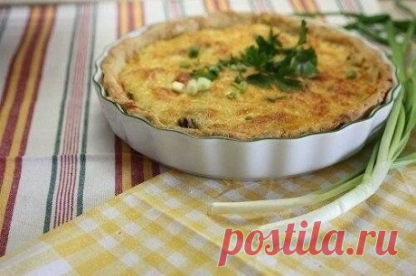 Пирог "Курино-грибной жюльен" 

Блюдо с весьма поэтическим названием не только простое в приготовлении, но ещё и невероятно вкусное. Этот пирог – ансамбль жюльена и классики: грибы в сметане, а подача его на стол производит неизгладимое впечатление. 

Для будущего блюда предстоит отдельно приготовить тесто и начинку. 

Ингредиенты 
Для теста: 
Мука - 1 стакан 
Яйцо - 1 шт. 
Сливочное масло - 120 гр. 
Сыр - 50 гр. 
Соль 
Для начинки: 
Грибы (шампиньоны) - 500 гр. 
Грудка (к...