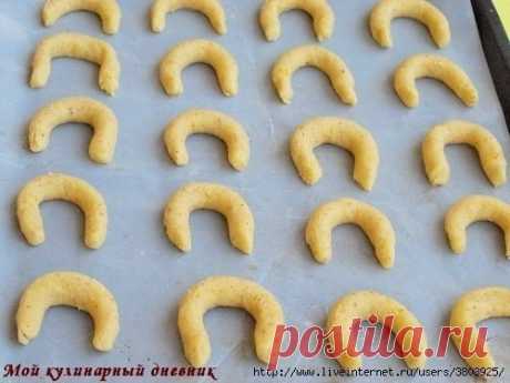 Очень и очень вкусные, рассыпчатые, тающие во рту ванильные рогалики