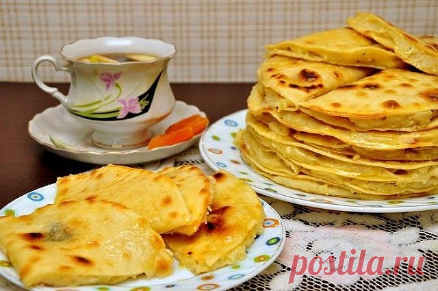 Кыстыбый

Кыстыбый - это национальное татарское блюдо, и каждая татарочка знает, как его приготовить. Кыстыбый представляют собой постные лепeшки с начинкой из картофельного пюре, или пшенной молочной каши, обильно смазанные сливочным маслом. Это очень вкусно и сытно, можно подавать как самостоятельное основное блюдо, и на завтрак хорошо со сладким чаем, и в течении дня, как перекус.
P.S: начинки можно приготовить с вечера, а потом разогреть в микроволновке, это облегчит В...