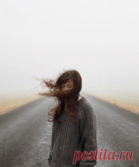 боль уйдет, не падай на колени, заживет и сердце и душа... что ж ты гонишься все время, да за теми, кто не стоит и гроша?