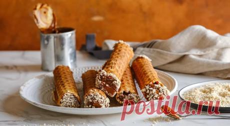 Вафли с вареной сгущенкой Вафли с вареной сгущенкой — что может быть проще? Любимый рецепт из детства, когда сложно было удержаться и ограничиться всего одной штукой, их хотелось есть без остановки.