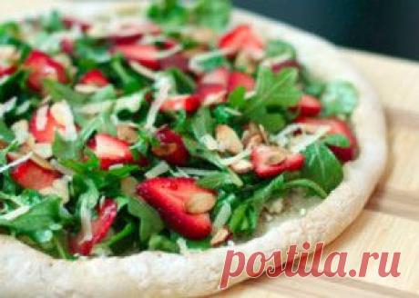 Клубничная пицца с козьим сыром и рукколой