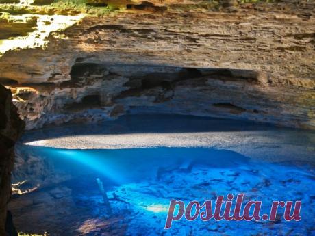 Заколдованный колодец, Бразилия В пещерах Национального парка Шапада-Диамантина в Баия есть поистине уникальный колодец Enchanted Well. При глубине до 36 метров, можно увидеть камешки на его дне. А когда лучи солнца падают в колодец под определенным углом, вода окрашивается в насыщенно синий цвет.