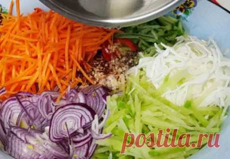 Витаминный салат из капусты и моркови: ошпарили овощи маслом и ставим на стол - Steak Lovers - Медиаплатформа МирТесен