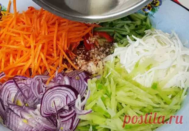 Витаминный салат из капусты и моркови: ошпарили овощи маслом и ставим на стол - Steak Lovers - Медиаплатформа МирТесен