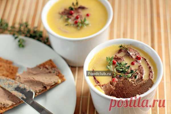 Печеночный паштет Вкусный и нежный паштет подойдет к завтраку или украсит праздничный стол. Слой масла сверху не даст паштету заветриться и поможет сохранить его до недели в холодильнике.