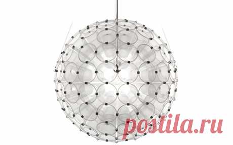 Она всего лишь скрепила пластиковые стаканчики… Смотри, что получится, когда зажжется свет!