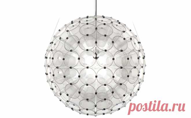 Она всего лишь скрепила пластиковые стаканчики… Смотри, что получится, когда зажжется свет!