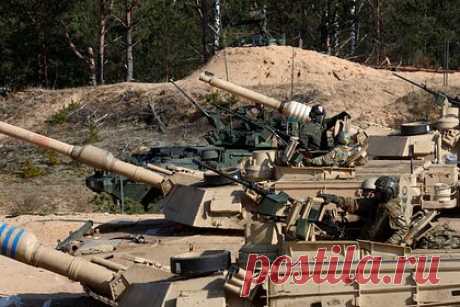 В Германии начали обучать украинских военных управлению танками Abrams. В Германии начали обучать около 400 украинских военных управлению американскими танками M1 Abrams. 200 человек уже приступили к общевойсковому инструктажу в Графенворе и Хоэнфельсе. Эта инструкция включает в себя основные задачи, такие как меткая стрельба и медицинские навыки, а также обучение на уровне взвода.