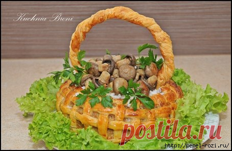 Царская корзина из слоеного теста с мясом, рисом и грибами