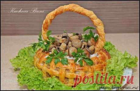 Царская корзина из слоеного теста с мясом, рисом и грибами