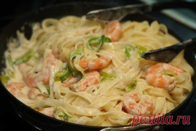 Паста с креветками и сыром: очень вкусный обед!
на 100грамм - 175.35 ккалБ/Ж/У - 15.6/4.38/17.91

Ингредиенты:
Креветки — 0,5 кг
Макаронные изделия — по вкусу
Чеснок — 3 зубчика
Твердый сыр — 150 г
Сметана — 200 г
Зелень — по вкусу
Лимон — по вкусу

Приготовление:
1. Для начала разморозьте морепродукт кипятком. Затем почистите креветки. 
2. Поставьте вариться макароны. Используйте любые. Спагетти или обычные рожки. Итальянские фетучини или другую пасту. 
3. Поставьте на ог...