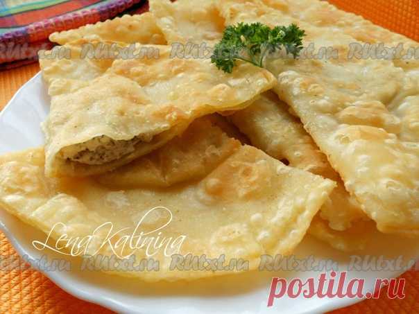 Самые вкусные чебуреки от Елены Калининой

Рецепт этих чебуреков для меня - находка! Во-первых, тесто замешивается обычной вилкой без помощи рук. Во-вторых, посуда остается чистой! И в-третьих, чебуреки получаются сказочно вкусными, хрустящими, пузырчатыми и сочными внутри! Очень рекомендую! 
Для приготовления самых вкусных чебуреков понадобится: 
мука - 3 стакана (емкость - 250 мл); 
вода холодная - 1 стакан; 
маргарин сливочный - 125 г; 
фарш мясной - 450 г; 
лук репчаты...
